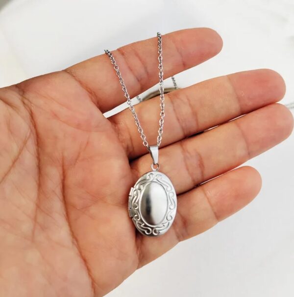 The Oval Frame Locket - Image 3
