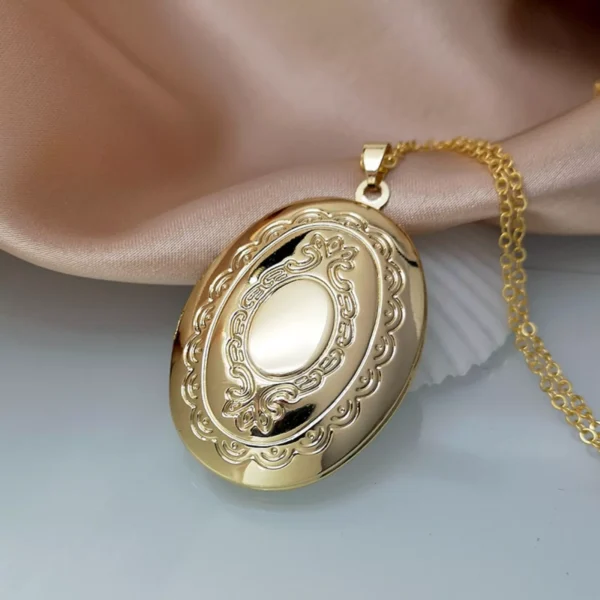 The Ornate Oval Locket - Image 3
